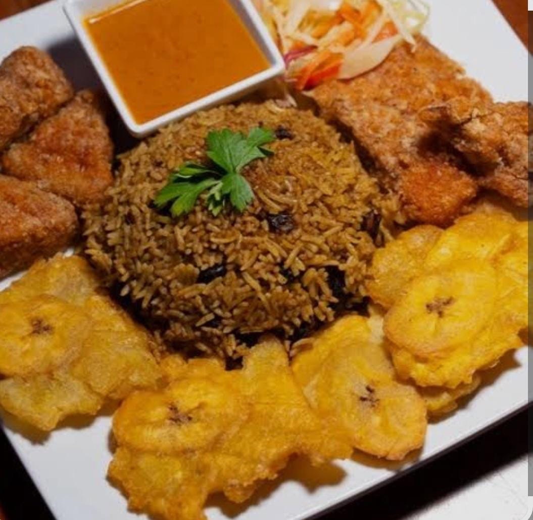 Platillo haitiano con pollo y acompañamientos