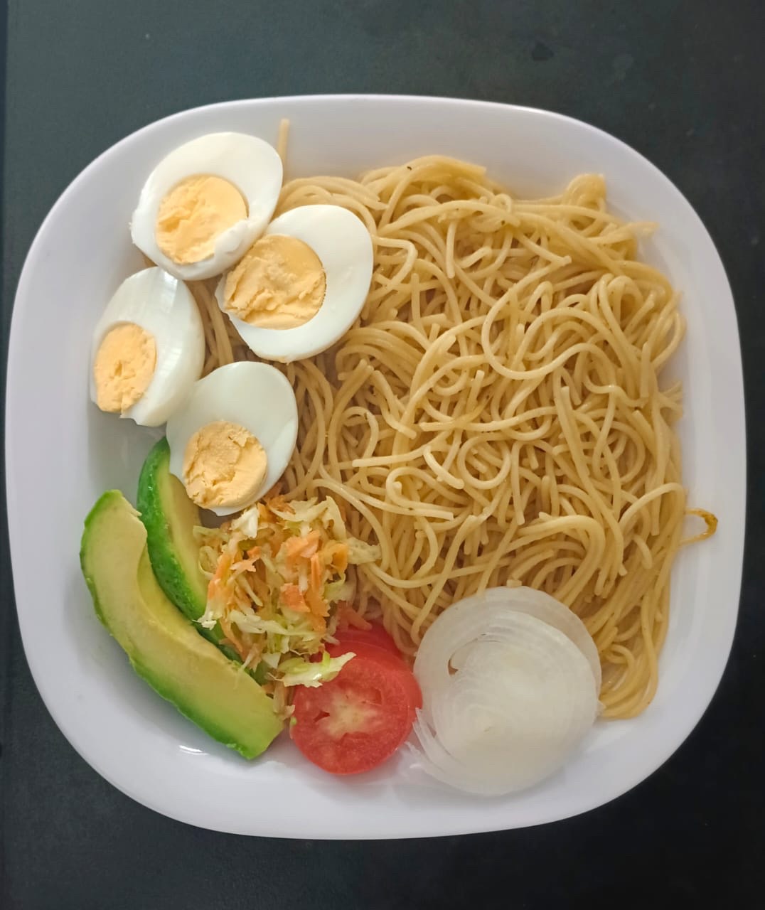 Platillo con arroz y acompañamientos