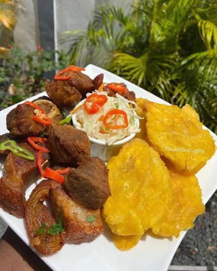 Bowl con pollo, maíz, huevo y aguacate